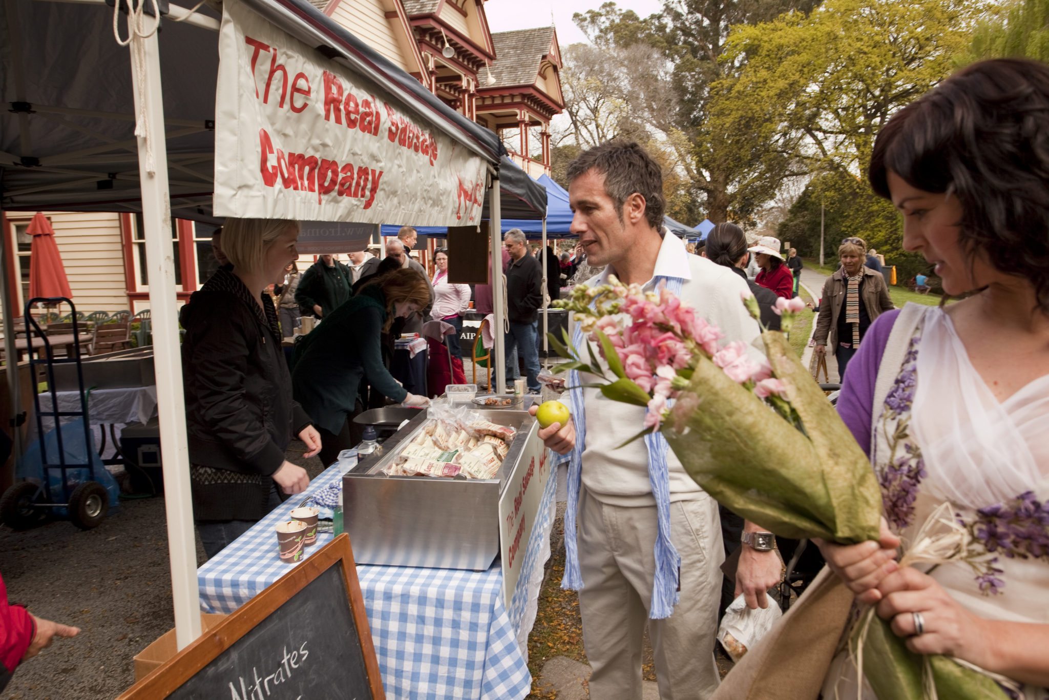 couple_with_purchases_at_christchurch_farmers-_market