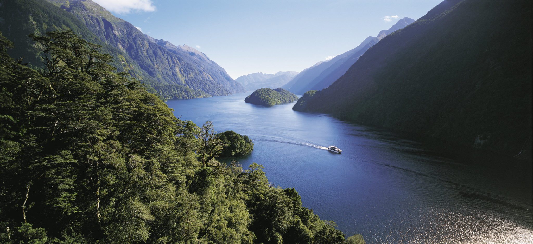 Boat making its way through the Doubtful Sound